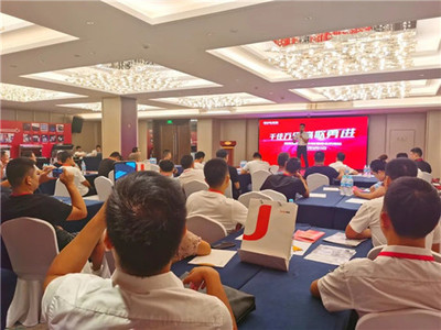 佳歌集成灶八月峰會首站告捷，濟南財富峰會滿帆啟航，引領建材家居新潮流